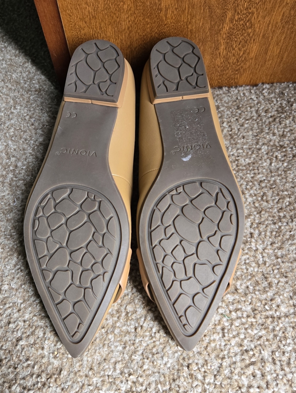 Vionic Camel/Tan Pointed Toe Chain-Link Flats - Picture 2 of 5